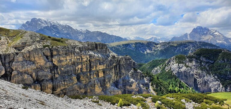 Panorama mozzafiato delle gole venete simili al Grand Canyon, ideale per un'escursione indimenticabile.