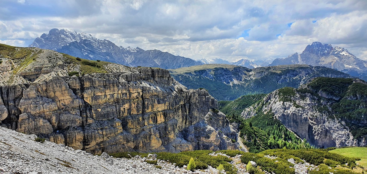 Panorama mozzafiato delle gole venete simili al Grand Canyon, ideale per un'escursione indimenticabile.