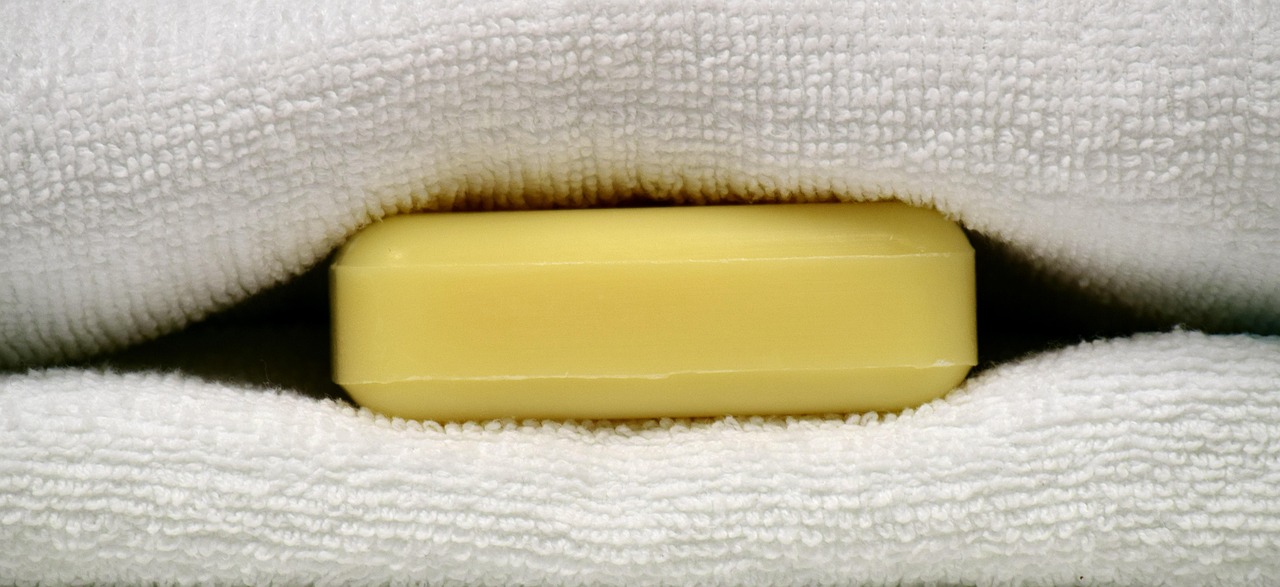 Saponetta posizionata sotto le lenzuola in un letto, simbolo di benefici sorprendenti per il sonno.