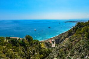 Spiaggia calabrese con acqua cristallina e azzurra, paradiso da scoprire in Italia.