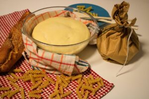 Pasta all'uovo avvolta nella pellicola, pronta a riposare per 30 minuti.