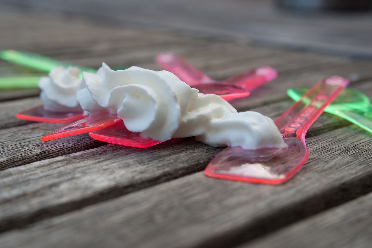 Crema al mascarpone con sciroppo di zucchero a 121°C, ingrediente chiave per una preparazione sicura e deliziosa.