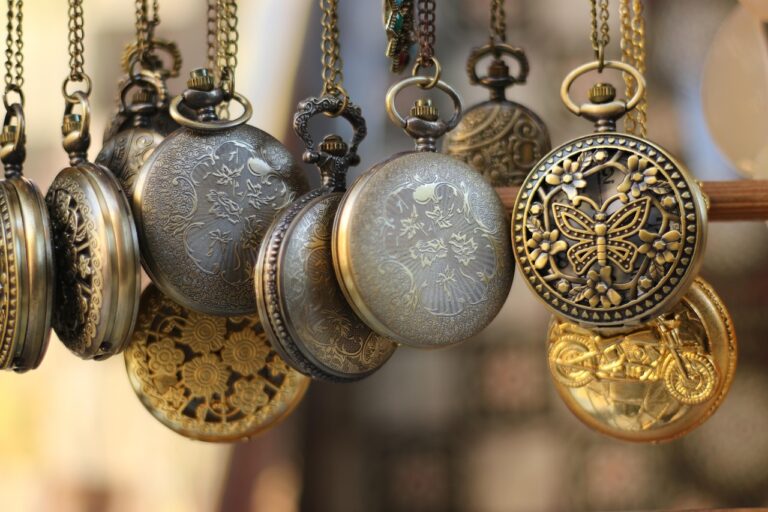 Oro usato in mostra, evidenziando catenine pronte per essere vendute.