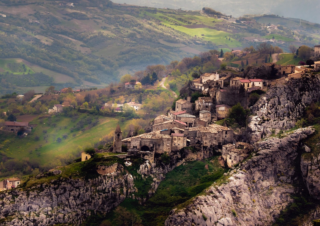 Veduta panoramica della "piccola Gerusalemme" in Toscana, un luogo mistico ricco di storia e spiritualità.