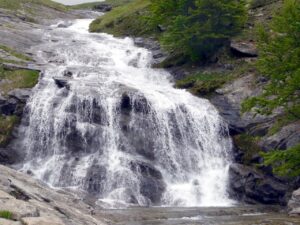 Cascata alta e suggestiva in Italia, simbolo della bellezza naturale europea.