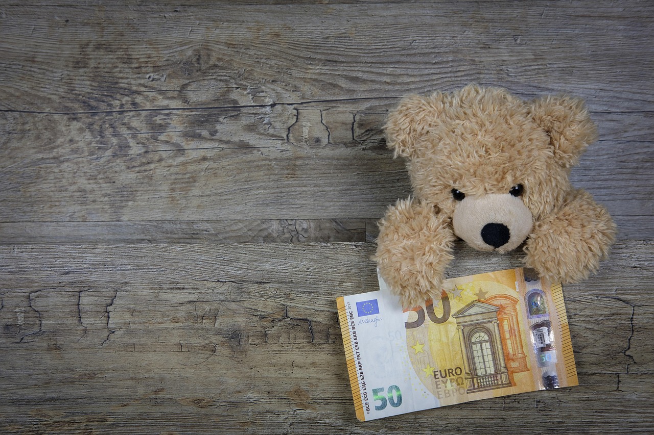 Famiglia discute la donazione della casa con grafico sulle spese e l'usufrutto.