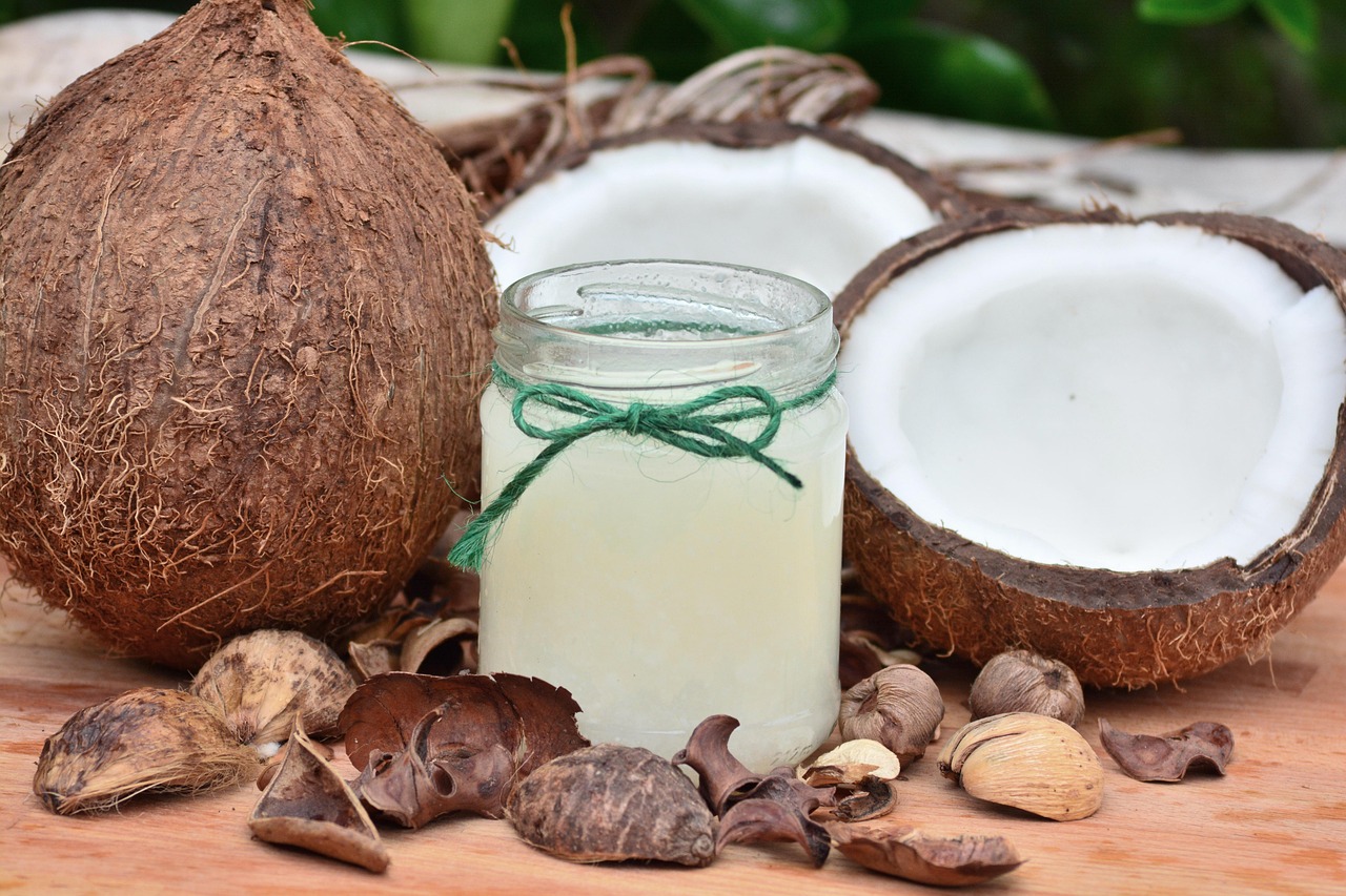 Immagine di un barattolo di olio di cocco con un cucchiaio, simbolo dell'oil pulling per denti sani.