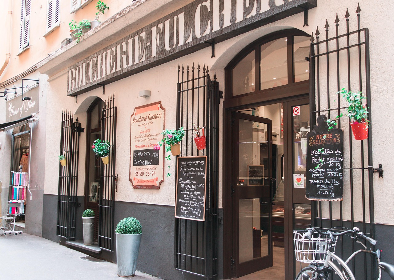 Tavola imbandita con una succulenta bistecca alla Fiorentina, tipica della Toscana.