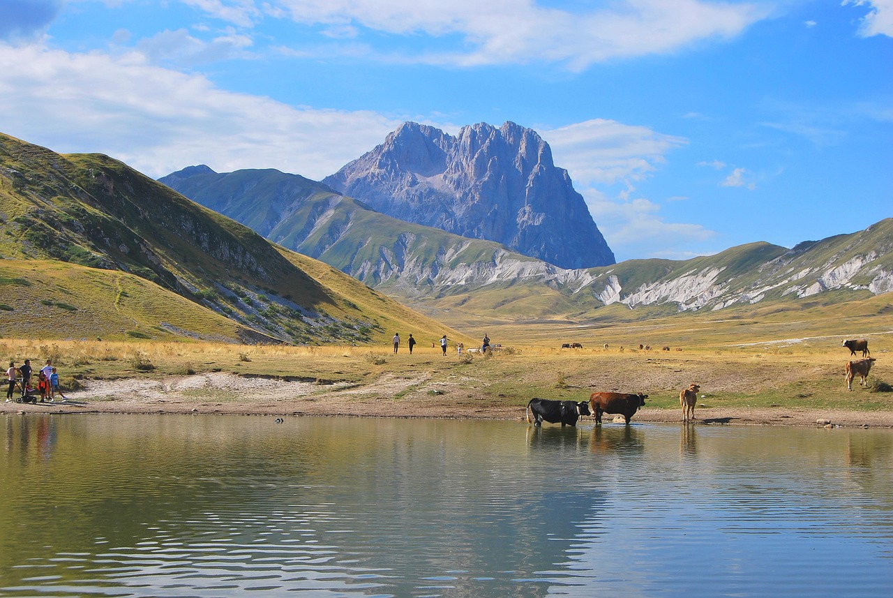 Vista panoramica del lago di Scaffaiolo circondato da montagne durante un'escursione sull'Appennino.