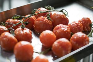 Pomodori incisi a croce pronti per essere immersi in acqua bollente.