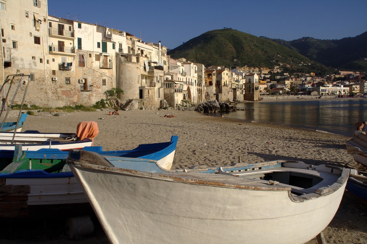 Vista panoramica della villa di Tiberio a Sperlonga con spiagge dorate sullo sfondo.