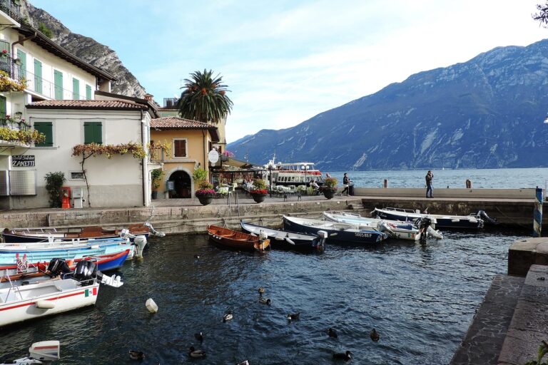 Fiordo nascosto in Italia, acque turchesi e scogliere verdi, simile a paesaggi thailandesi.