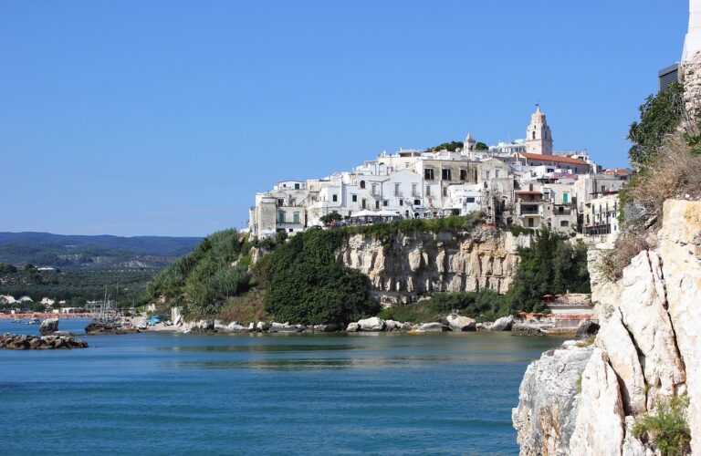Vista panoramica delle case bianche di Sperlonga e della villa di Tiberio sullo sfondo del mare.