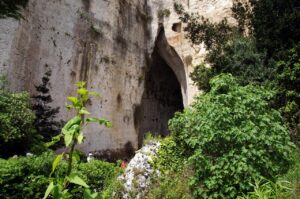 Grotte di Pertosa con fiume sotterraneo, vista suggestiva delle stalattiti e stalagmiti.