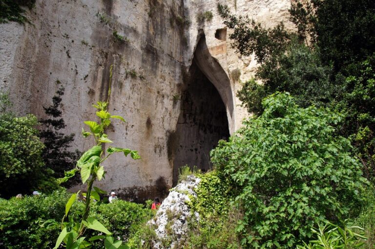 Grotte di Pertosa con fiume sotterraneo, vista suggestiva delle stalattiti e stalagmiti.