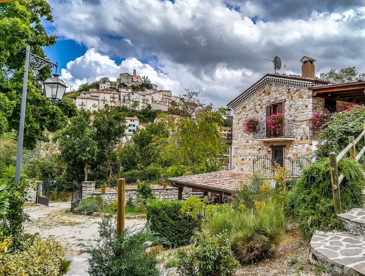 Panorama del Borgo di San Valentino, suggestivo paesaggio abruzzese tra storia e natura.
