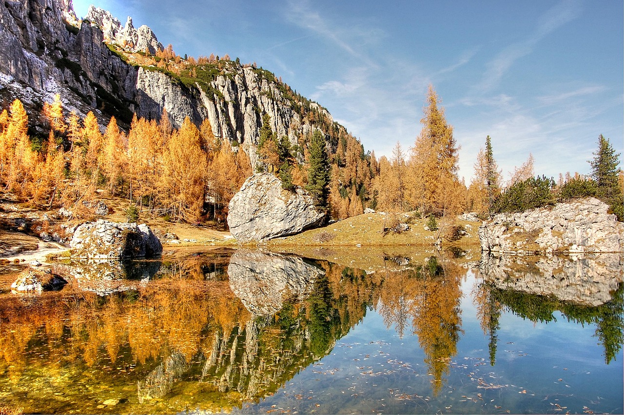 Lago di Braies con acque turchesi, circondato da montagne e foreste, ideale per una meta segreta.