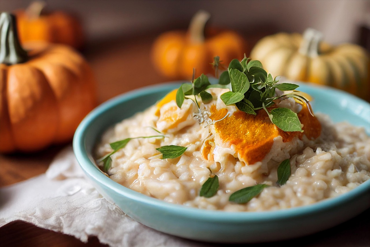 Un piatto di risotto cremoso decorato con erbe fresche e formaggio, pronto per essere gustato.