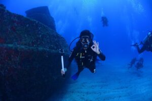 Statua del Cristo degli Abissi immersa nel fondale marino, vista emozionante per i subacquei.