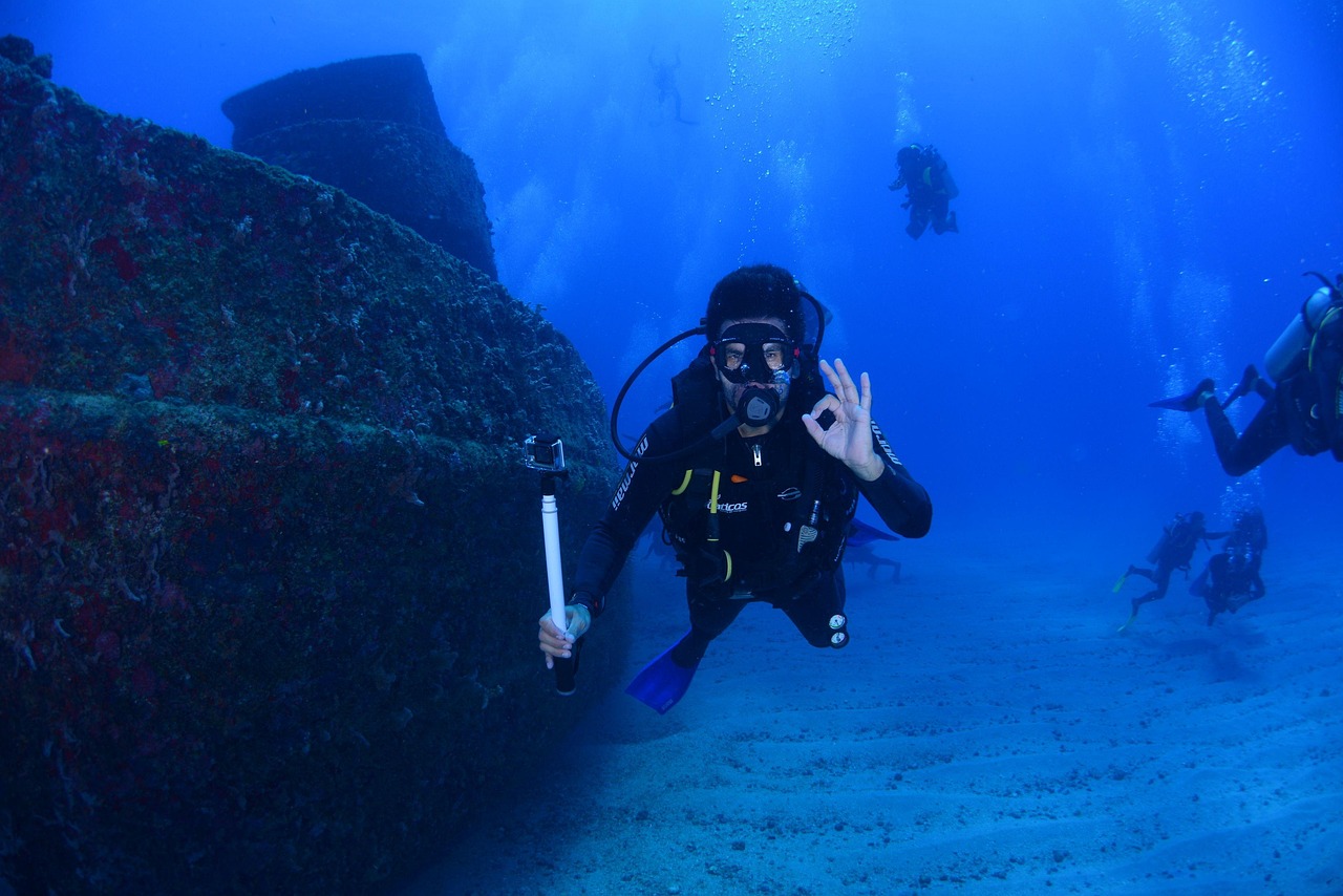 Statua del Cristo degli Abissi immersa nel fondale marino, vista emozionante per i subacquei.