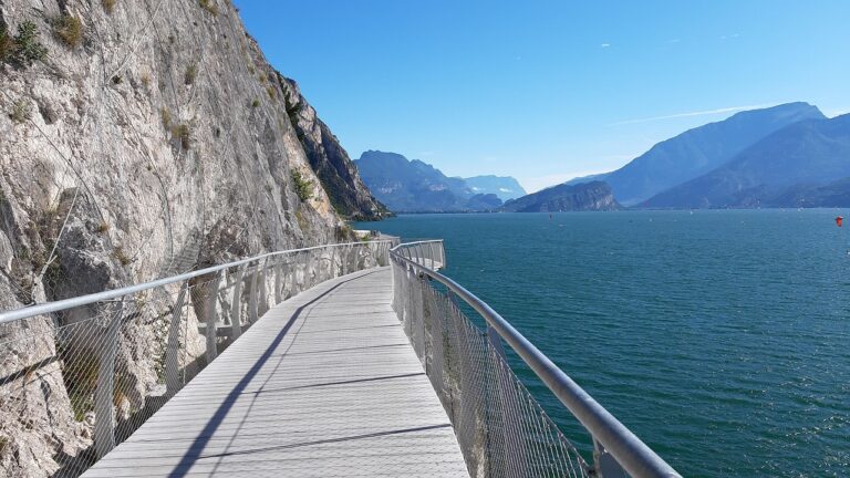 Ciclabile sospesa sul lago di Garda, vista panoramica mozzafiato con lago e monti sullo sfondo.