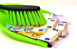 Colf e badanti al lavoro in casa, rappresentazione dei nuovi minimi retributivi.