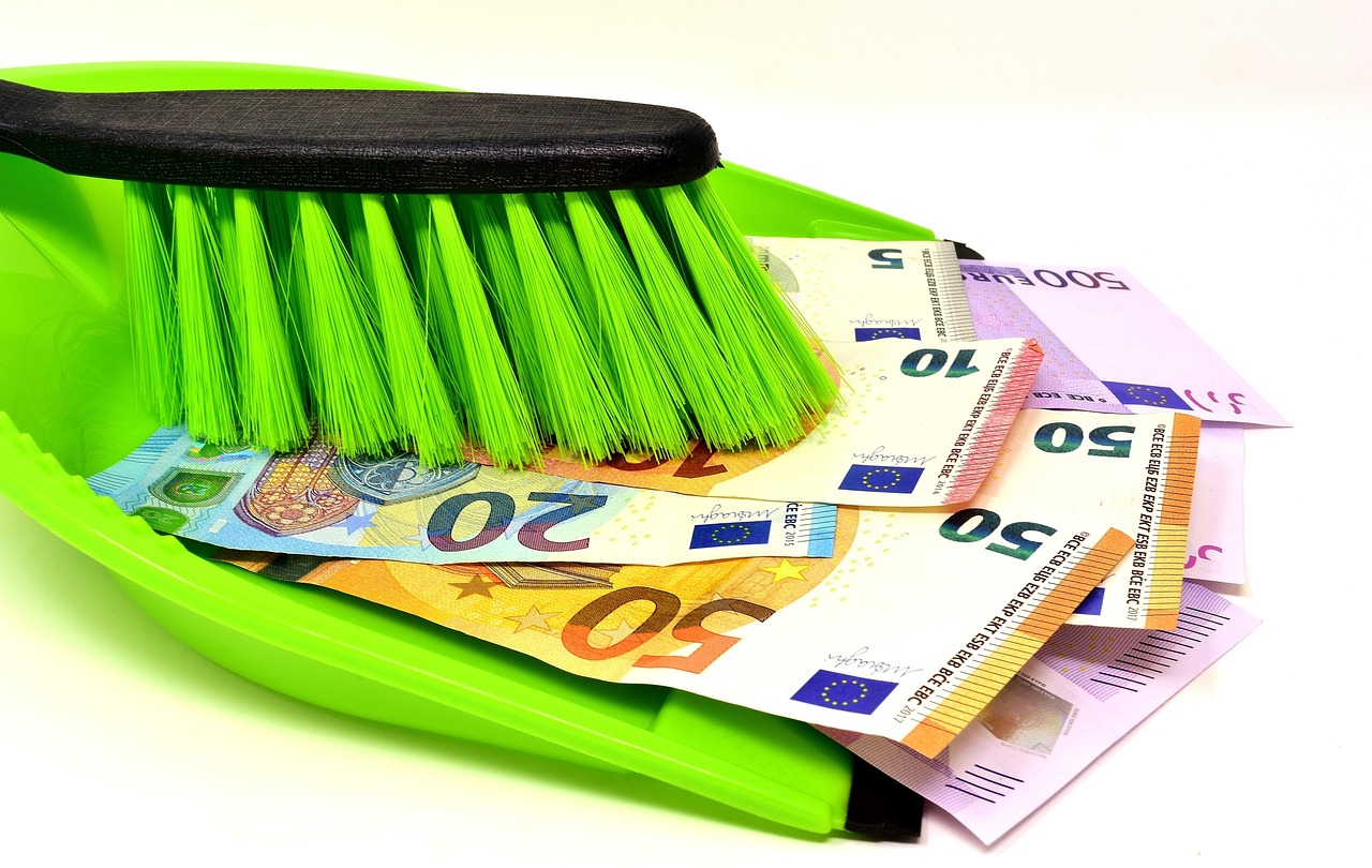 Colf e badanti al lavoro in casa, rappresentazione dei nuovi minimi retributivi.