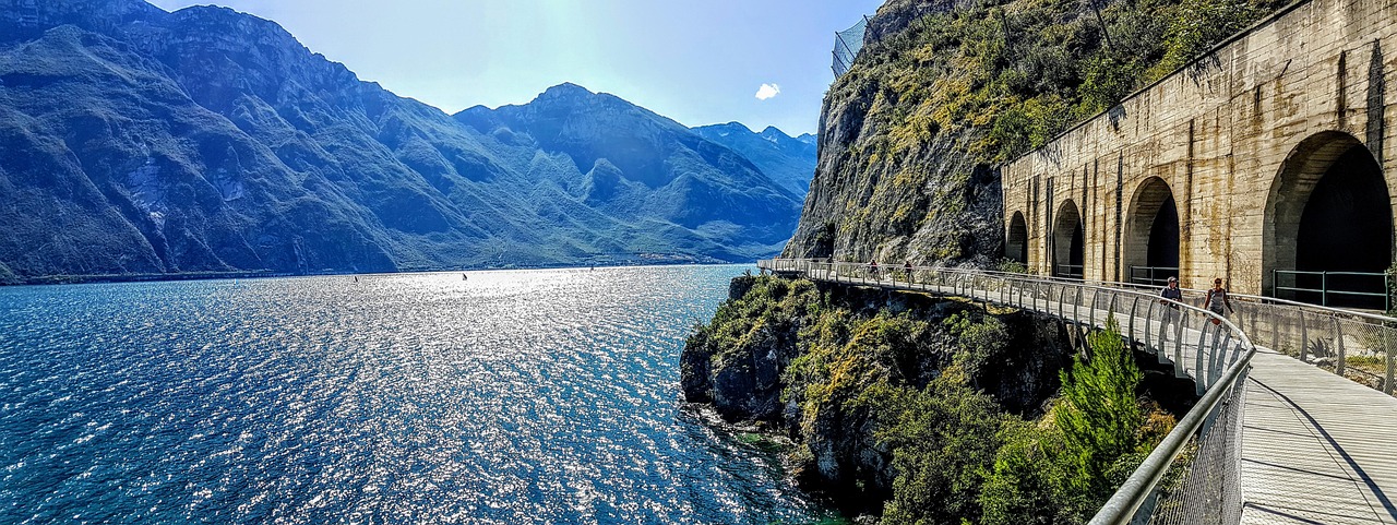 Vista panoramica di Limone sul Garda con la ciclabile sospesa e limoni che adornano il paesaggio.