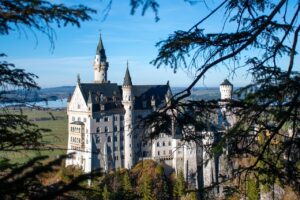 Castello di Neuschwanstein in Baviera, affascinante struttura da fiaba circondata da paesaggi montani.