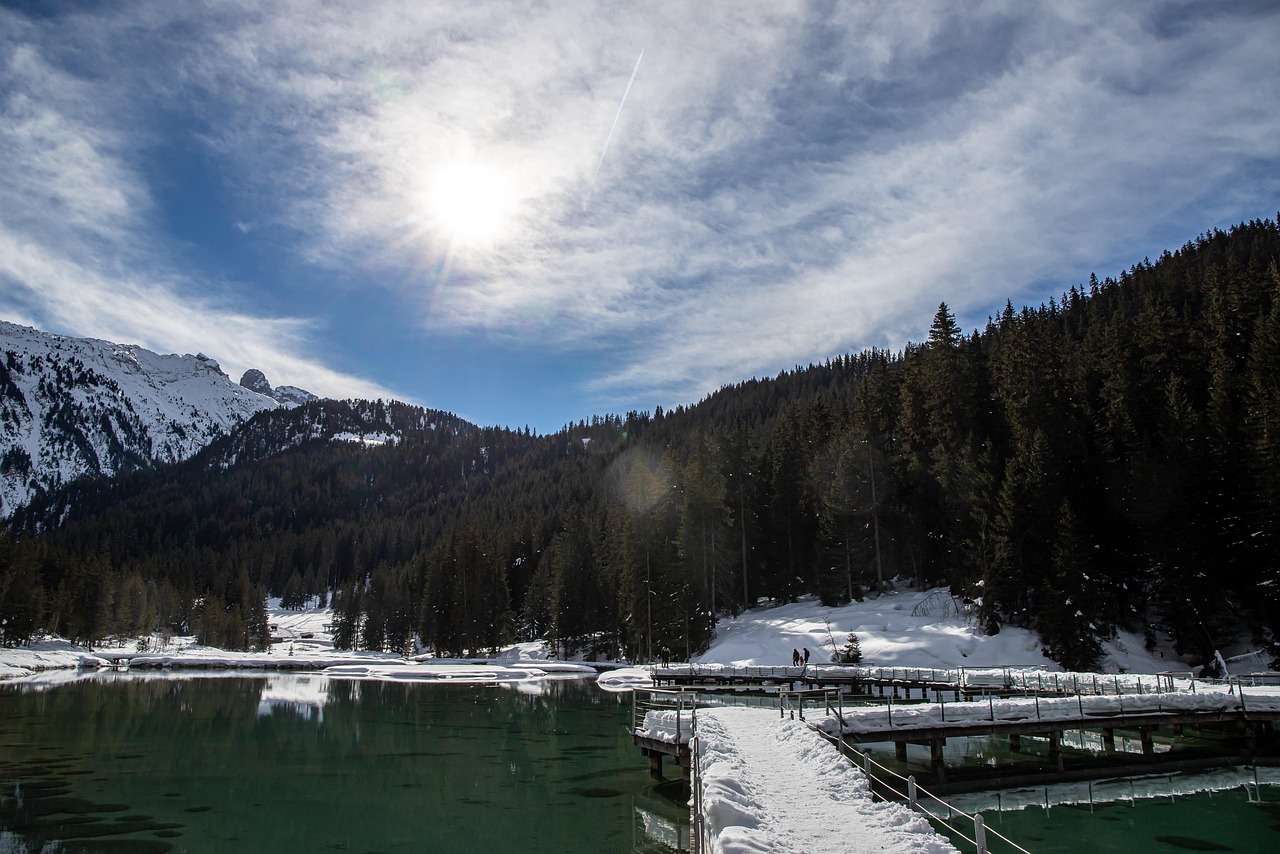 Lago turchese circondato da montagne dolomitiche, tranquillo e senza folla.