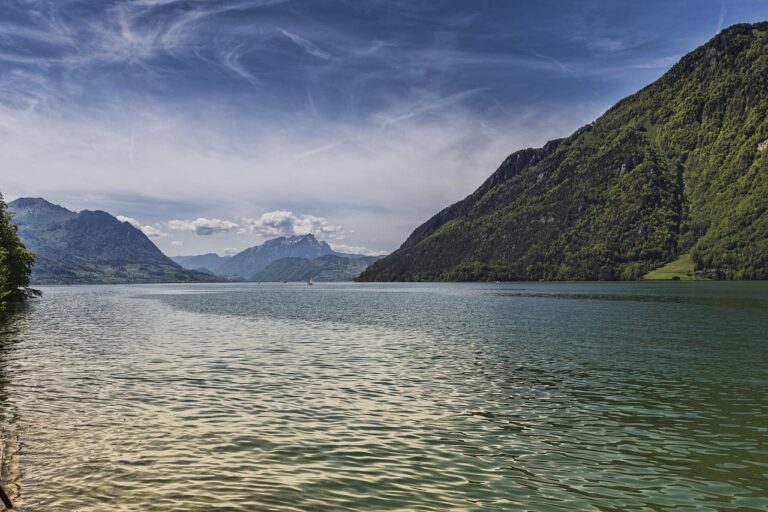 Campanile sommerso nel lago di Resia, simbolo di una storia affascinante e meta di turisti.