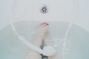 Pediluvio con sale e aceto per alleviare gambe gonfie e stanche.