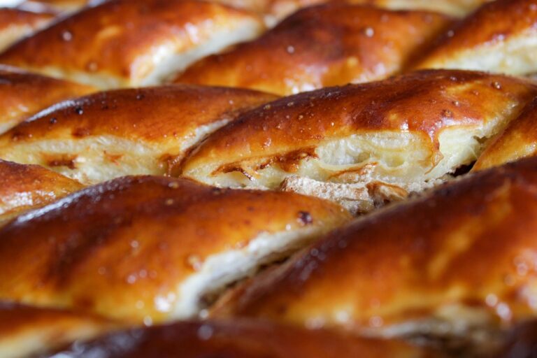 Immagine di una pasta sfoglia alta con un coltello che taglia i bordi senza schiacciare.