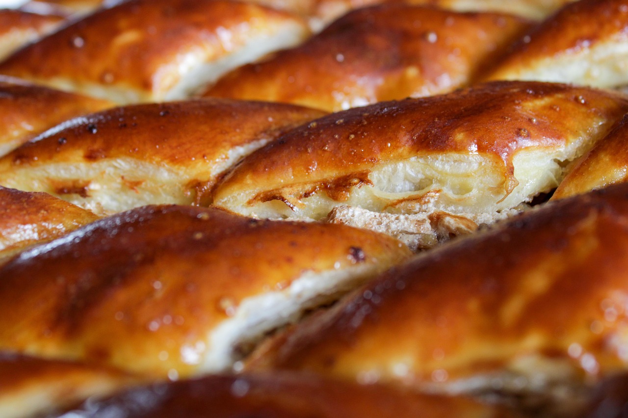 Immagine di una pasta sfoglia alta con un coltello che taglia i bordi senza schiacciare.