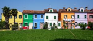 Case colorate di Burano, riflettendo la vivacità del borgo e la sua tradizione artistica unica.