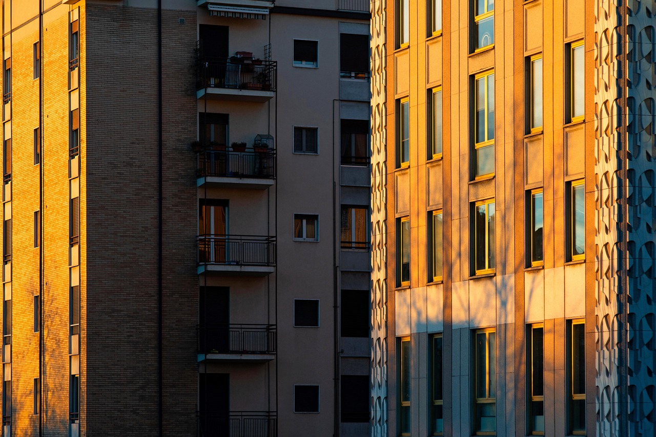 Immagine di un condominio con cartelli informativi sul Superbonus e restituzione dei fondi allo Stato.