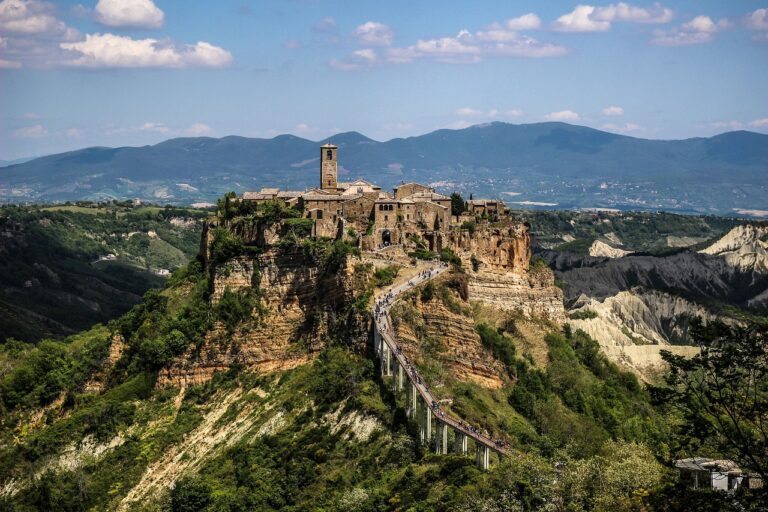 Civita di Bagnoregio, il borgo sospeso tra cielo e terra, con case in pietra e panorami mozzafiato.