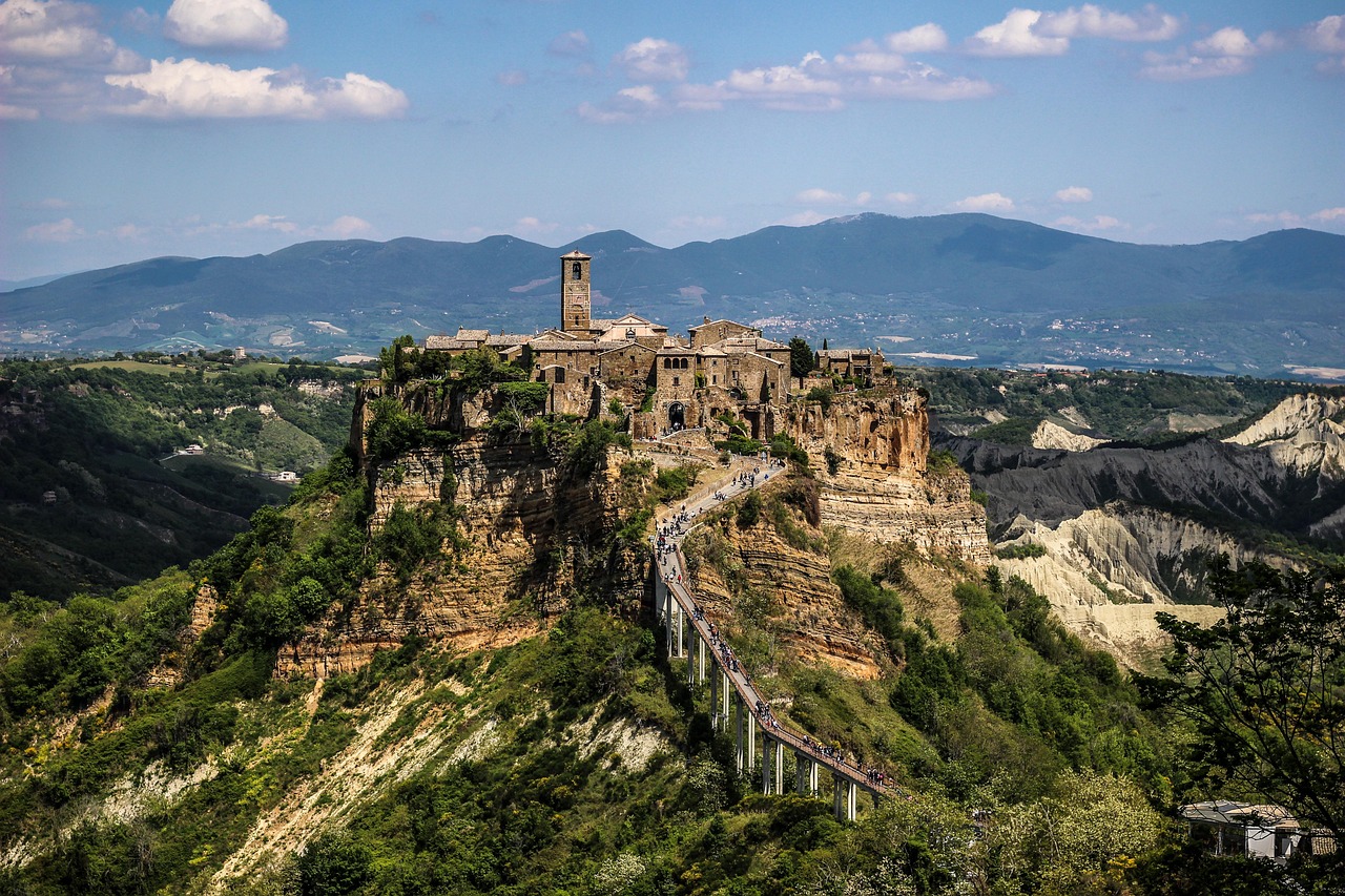 Civita di Bagnoregio, il borgo sospeso tra cielo e terra, con case in pietra e panorami mozzafiato.
