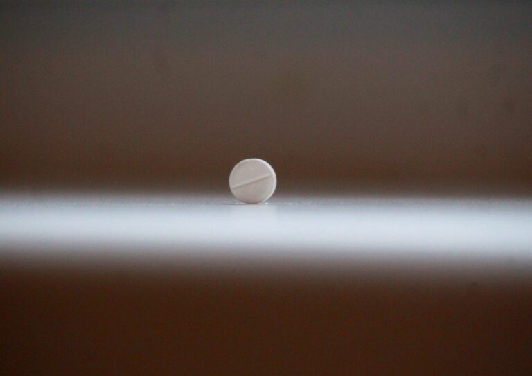 Immagine di un flacone di melatonina su un tavolo con un orologio in background, simboleggiando il ritmo circadiano.