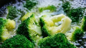 Broccoli cotti con una fetta di pane imbevuta di aceto per eliminare il cattivo odore.